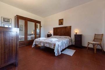 Villa for 10 Guests in Siena, Siena Province, Picture 2