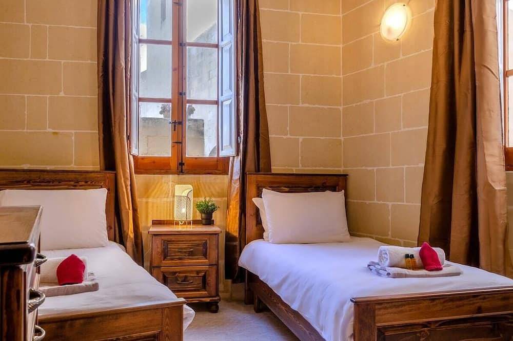 Stay inside the walls of Gozo Cittadella fortress in Victoria (Malta), Gozo (Malta)