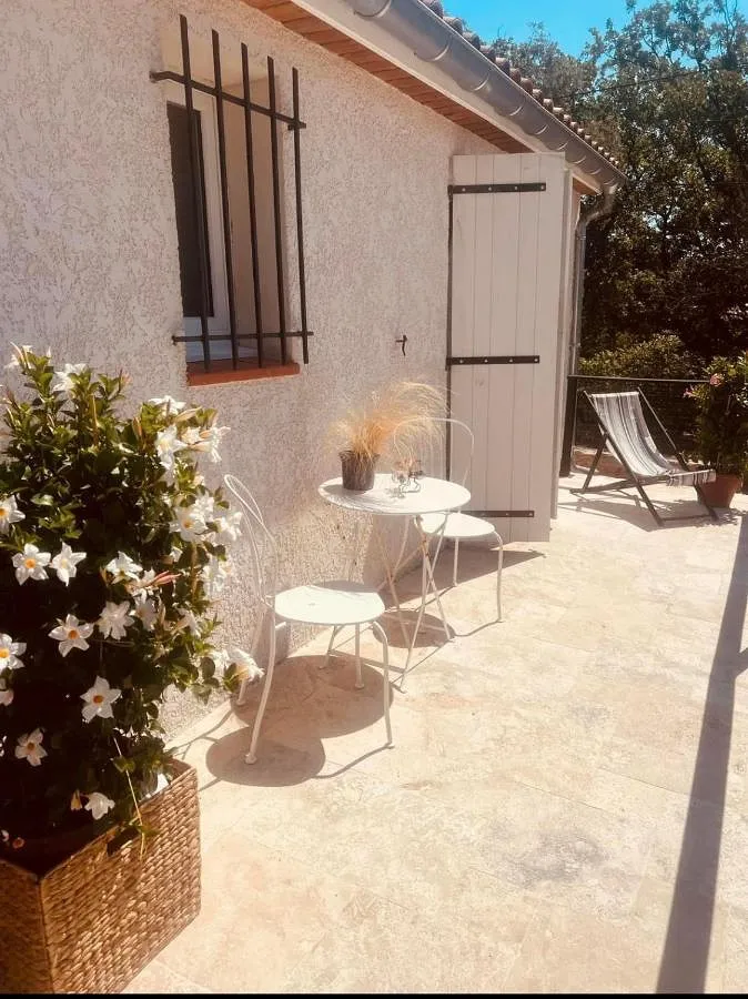 Alojamiento y desayuno para 2 personas, con jardín y piscina - 1