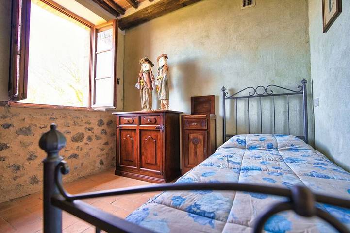 37 km. westlich von Siena entfernt liegt dieses kleine Landhaus, das erst kürzlich renoviert wurde u in Chiusdino, Siena Provinz