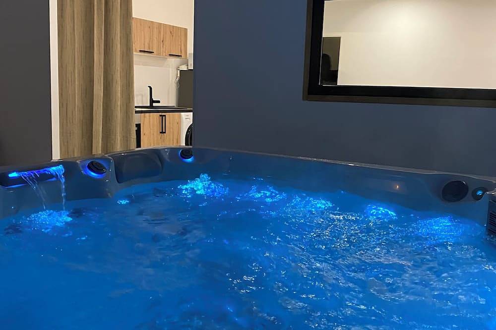Love room / private jacuzzi / exceptional accommodation in Istres, Istres region