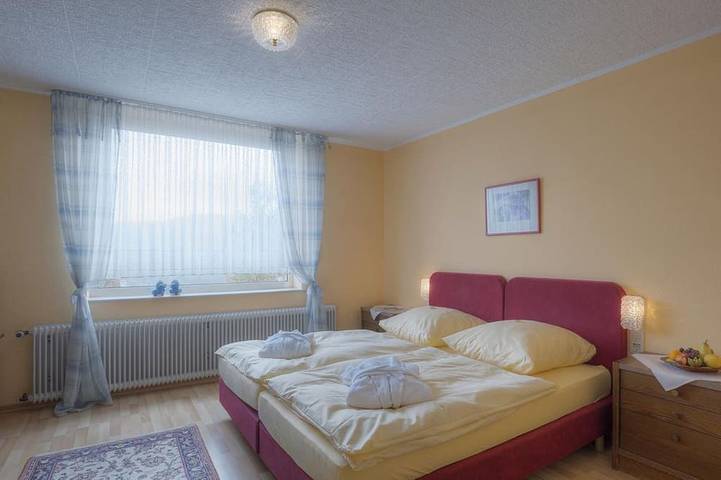 Ferienhaus für 3 Personen, mit Pool und Sauna sowie Terrasse und Garten