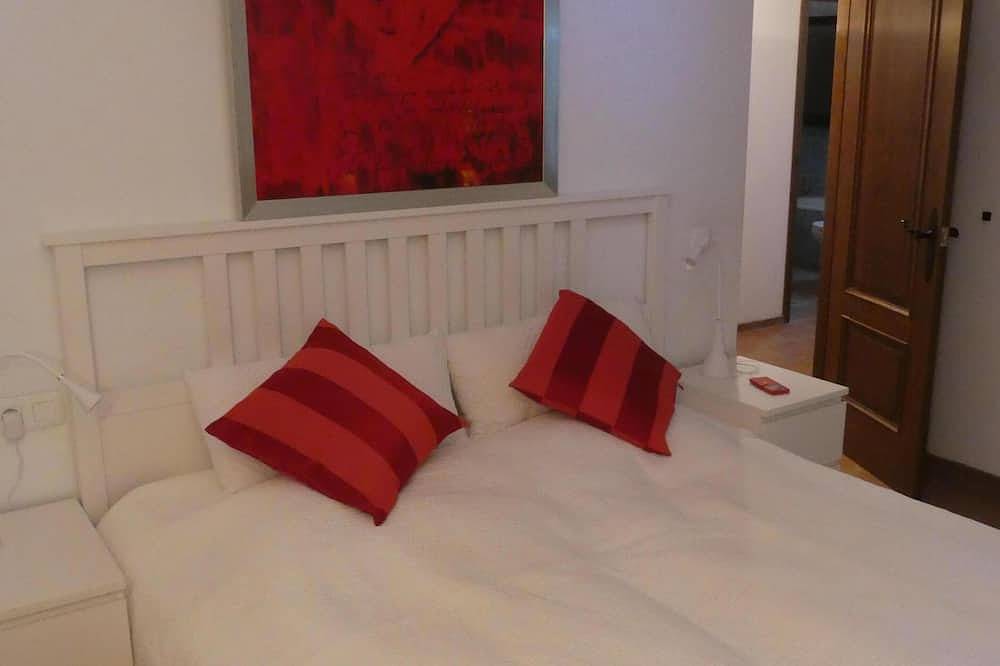 New holiday home with fireside, central heating, palm trees and pool in Corumbela, Sayalonga