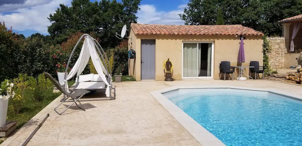Gîte pour 2 personnes, avec jardin et piscine à Saint-Saturnin-lès-Apt