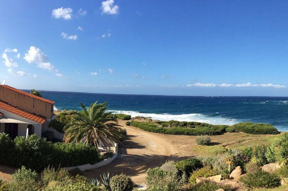 Apartamento entero, 3 habitaciones en casa en el agua, con vistas al mar y las rocas in Sant Ambroggio, Lumio