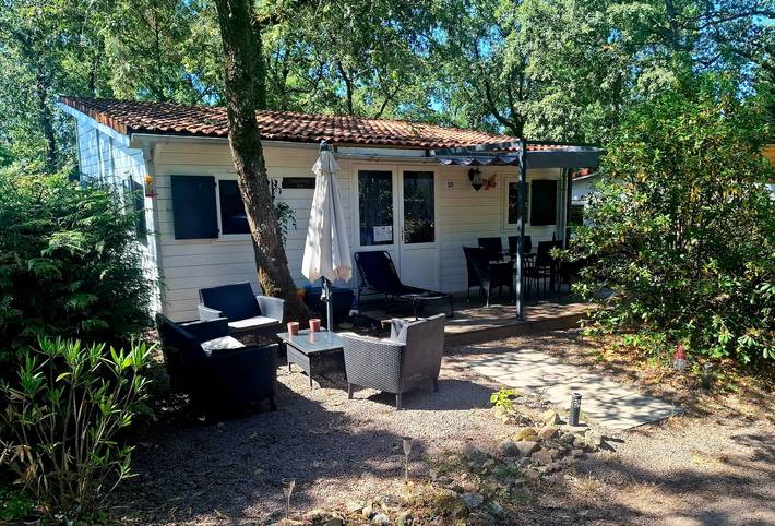 Chalet pour 4 personnes, avec Terrasse et Jardin ainsi que Piscine et Vue sur le lac en Dordogne - 2