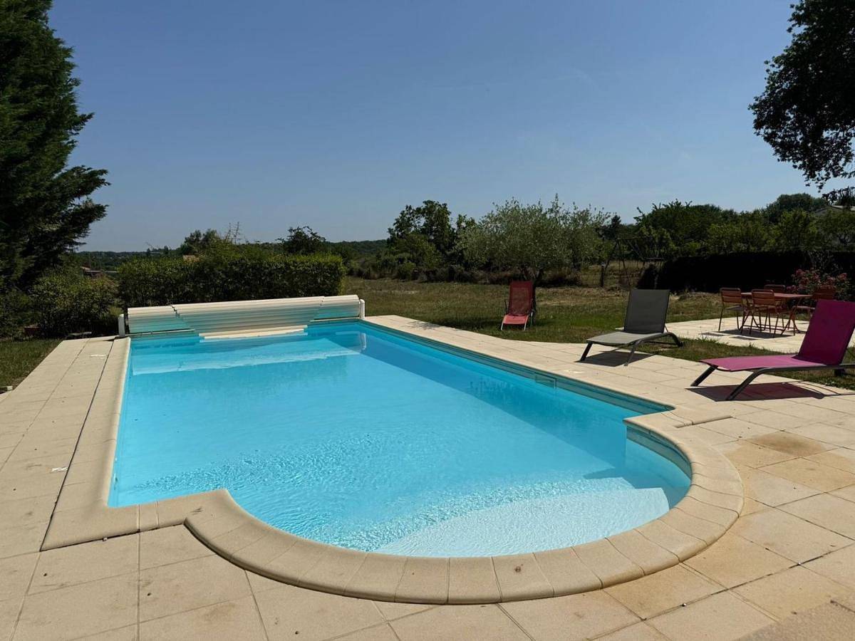 Gîte Jumapi family house with swimming pool in Fontaine-le-Comte, Vienne (France)