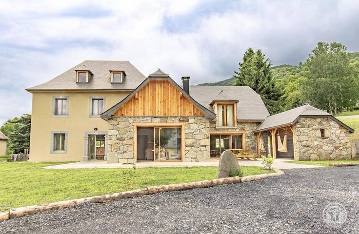 Location de vacances pour 15 personnes, avec Balcon et Terrasse ainsi que Jardin et Vue à Arcizans-Avant