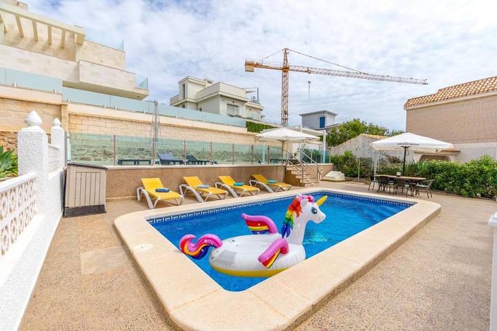 Villa voor 7 personen, met zwembad en tuin in La Zenia