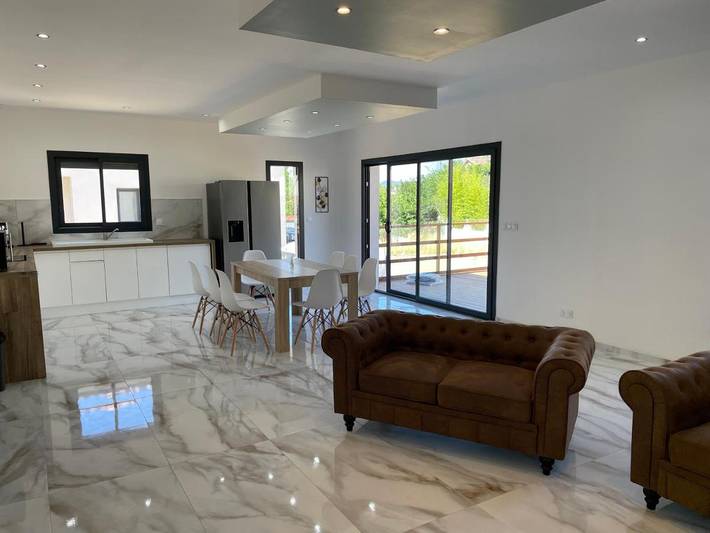 Location de vacances pour 8 personnes, avec jardin ainsi que terrasse et vue à Saint-Julien-les-Rosiers