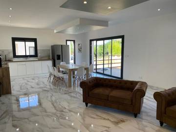 Location de vacances pour 8 personnes, avec vue ainsi que terrasse et jardin à Saint-Julien-les-Rosiers