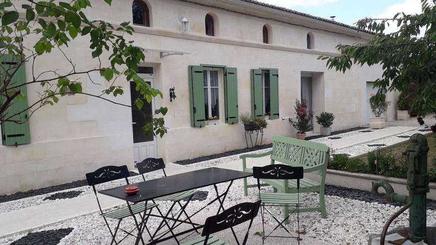 Location de vacances pour 3 personnes, avec vue ainsi que jardin et terrasse, animaux acceptés à Saint-Simon-de-Bordes - 3