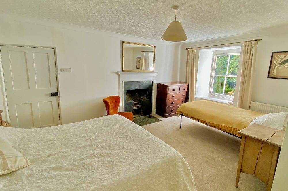 Superb country house with extensive grounds. Sleeps 13 + in Carmarthenshire