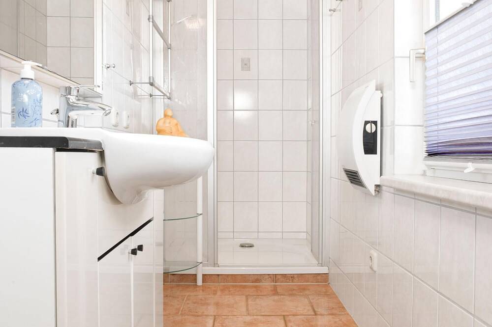 Ferienhaus Meertied mit Wintergarten und großem Grundstück in Kirchdorf (Poel), Nordwestmecklenburg (Wismar und Umgebung)