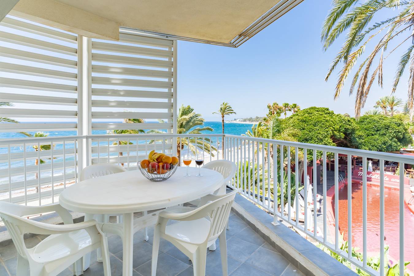 Entire apartment, Apartment 'Cortijo Blanco' with Sea View, Wi-Fi and Air Conditioning in Playa de Cortijo Blanco, Marbella