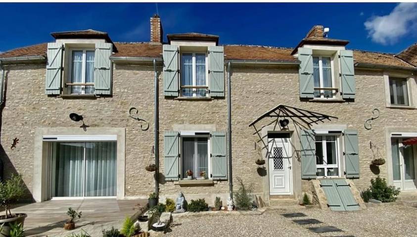 Gîte pour 10 personnes, avec jardin et jacuzzi dans Orville (Loiret)