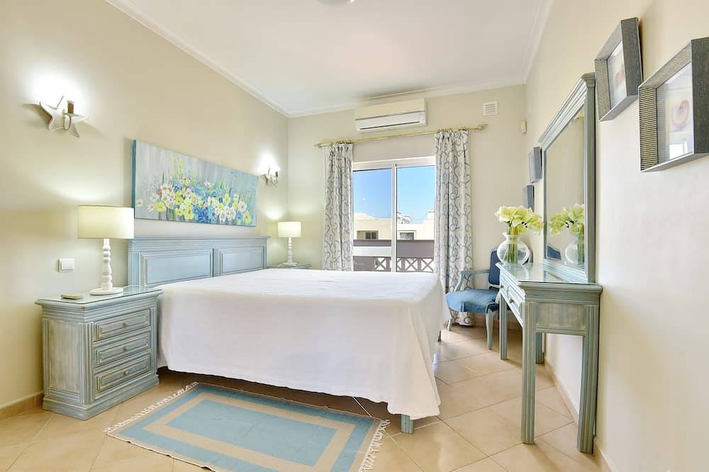 Luxury Villa, private swimming pool only 300 meters to the center of town in Alvor, Faro District