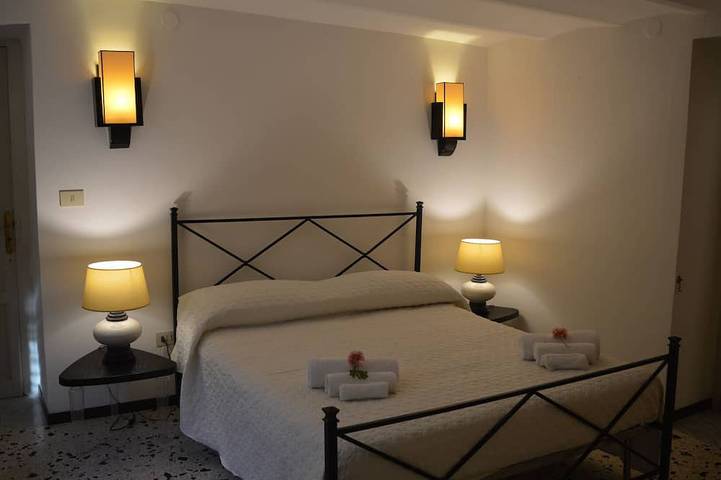 Ganze Wohnung, Mondello Strand nur 90 Meter vom Meer entfernt. Wohnung in einer Jugendstilvilla in Mondello, Palermo
