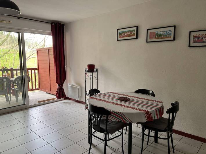 Entire apartment, Calm T2 Apartment with Terrace and Parking - Sleeps 3 in Cambo-les-Bains, Bayonne region