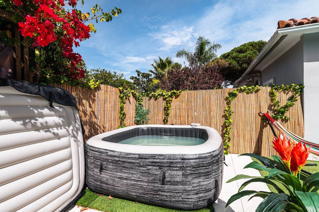 Maison de vacances "Rebelsardine" avec piscine privée et Wi-Fi in Aroeira, Charneca de Caparica e Sobreda