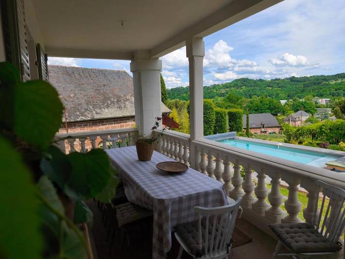 Location de vacances pour 5 personnes, avec vue ainsi que jardin et piscine à Ussac - 3