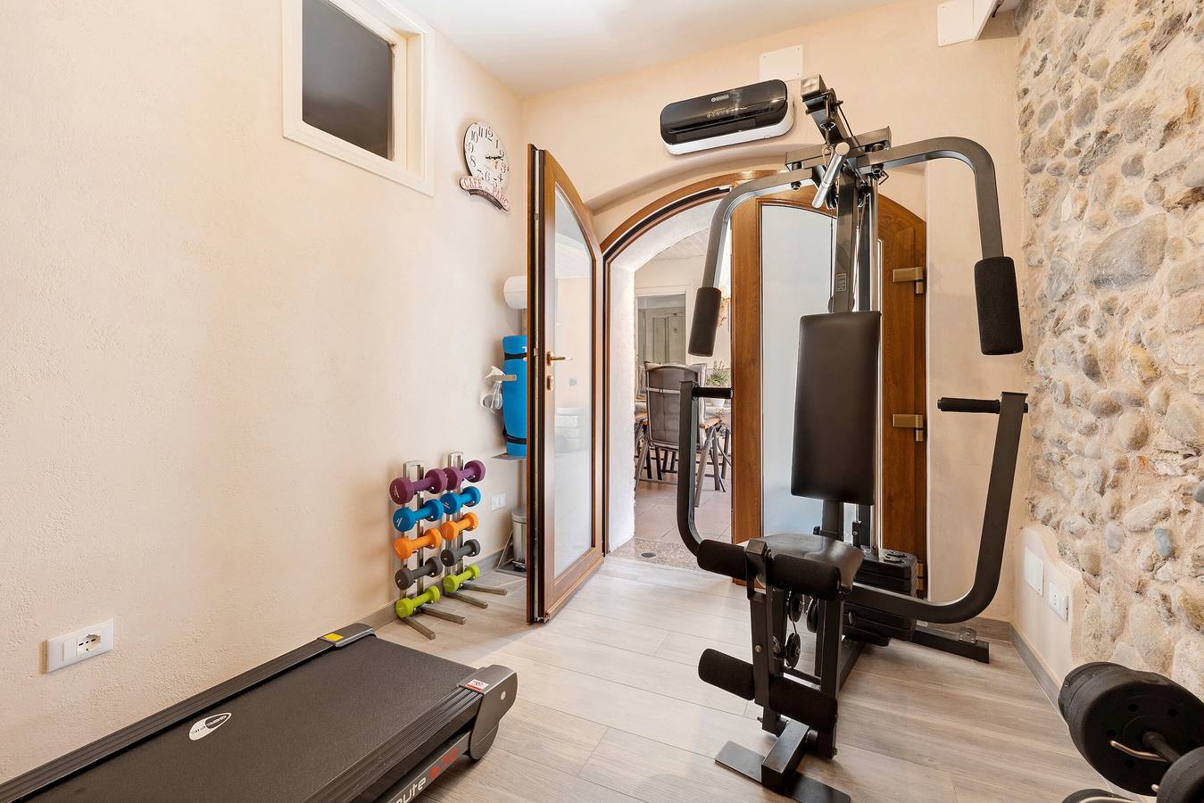 Entire apartment, Apartment 'Agnese' with Private Terrace, Wi-Fi and Air Conditioning in San Felice del Benaco, Garda Mountains