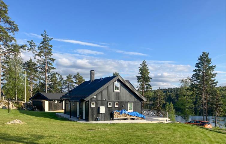 Ferienhaus für 8 Personen, mit Terrasse und Garten sowie Sauna und Seeblick in Årjäng