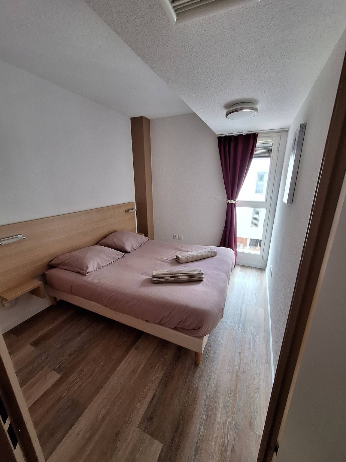 Apartamento entero, Apartamento 'Appartement T3' con Piscina Compartida y Aire Acondicionado in Vernet-les-Bains, Parque Natural Regional de los Pirineos Catalanes