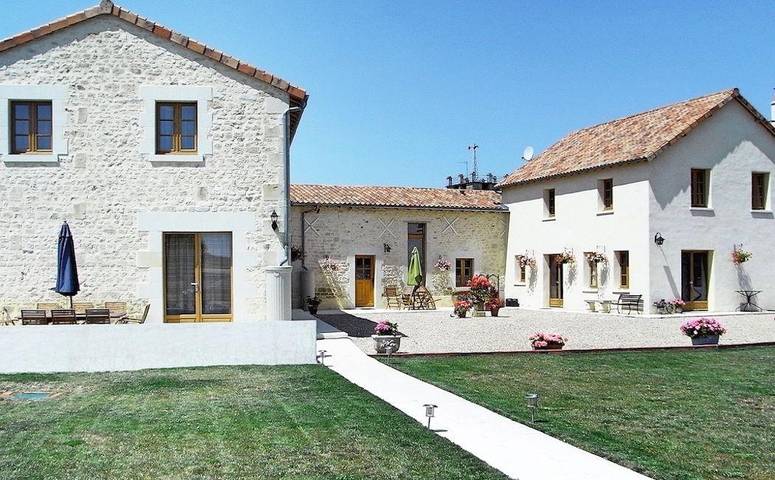 Gîte pour 16 personnes, avec terrasse et jardin, animaux acceptés à Berrie