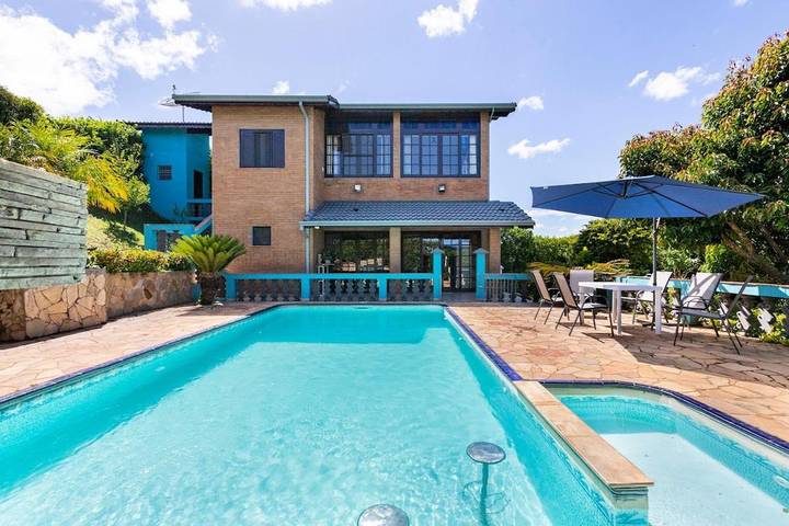 Casas e apartamentos de temporada para 12 pessoas, com jardim e piscina e ainda vista em Piracaia