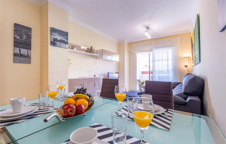 Entire holiday apartment, Charming 2km from Bil Bil Beach with AC, Pool & Terrace in Torrequebrada, Benalmádena