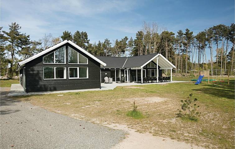 Feriehus for 20 personer med jacuzzi in Snogebæk, Bornholm