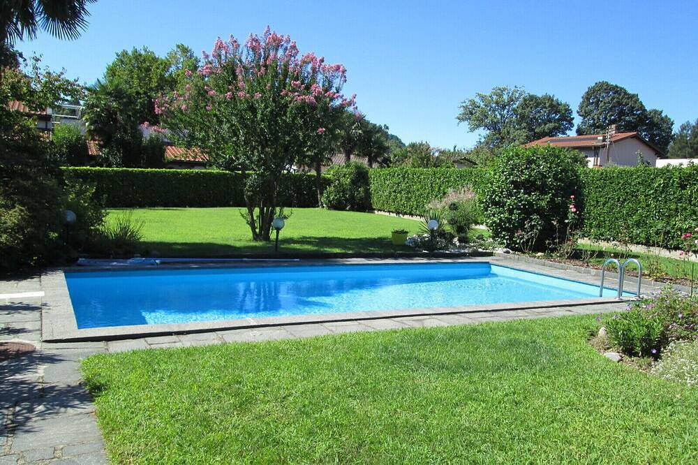 Villa con piscina y amplio jardín con garaje doble y plaza de aparcamiento. in Magliaso, Lago de Lugano