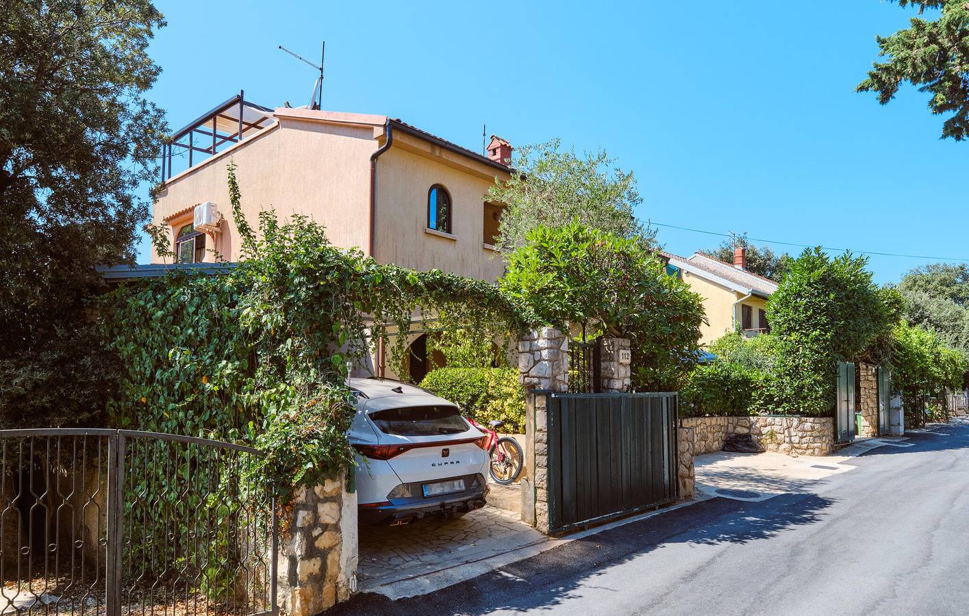 Ganze Ferienwohnung, Geräumige 2-Zimmer-Wohnung mit Terrasse, 2,5 km vom Strand Liska Slatina entfernt in Aratore, Kvarner Inseln