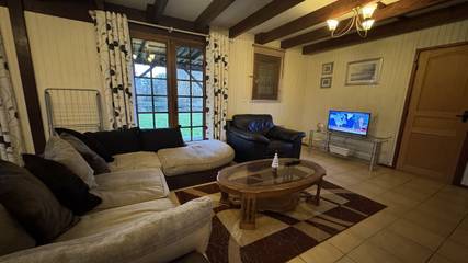 Gîte pour 4 personnes, avec terrasse ainsi que piscine et jardin à Aubigné-Racan