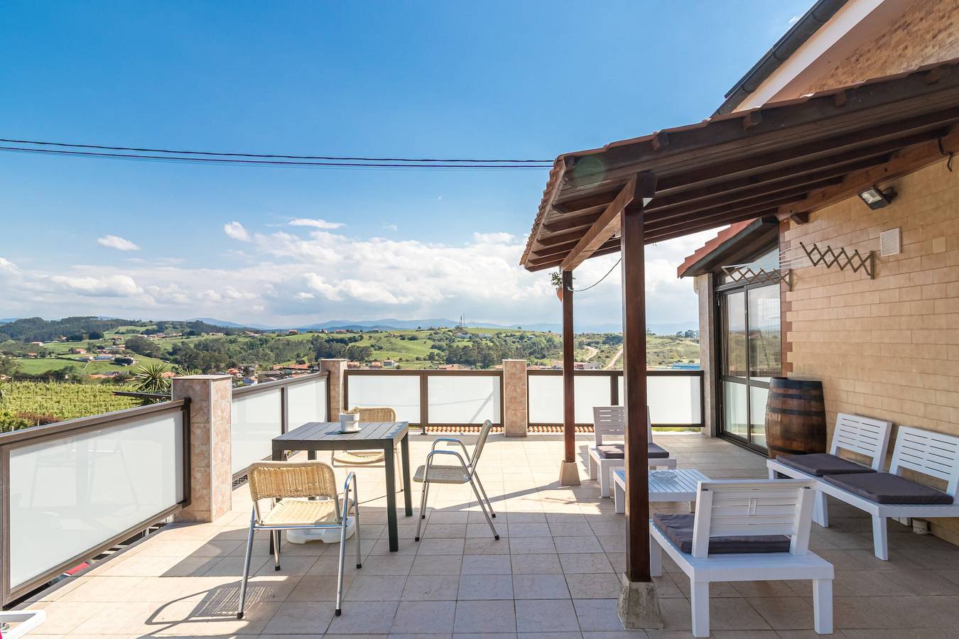 Casa de vacaciones 'La Centinela' con vistas a la montaña, piscina privada y Wi-Fi in Miengo, Costa de Cantabria