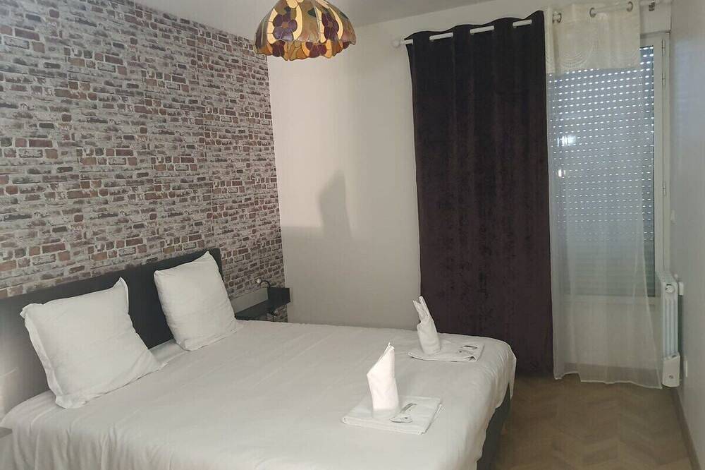 Entire apartment, 2 Bedroom unit in front of Le Bourget airport in Le Blanc-Mesnil, Seine-Saint-Denis