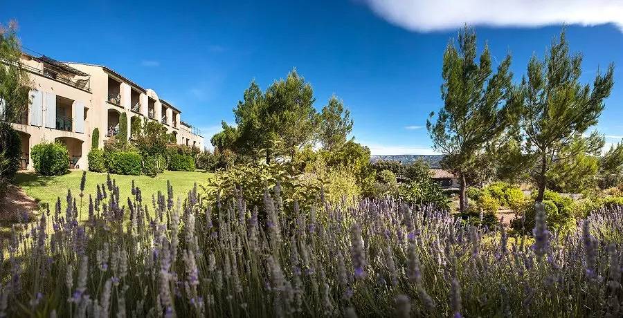 Location de vacances pour 8 personnes, avec terrasse et jardin ainsi que piscine et vue dans Golf de Pont Royal - 2