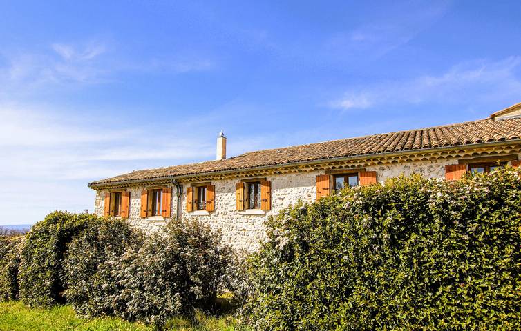 Location de vacances pour 5 personnes, avec jardin ainsi que piscine et terrasse à Salles-sous-Bois - 4