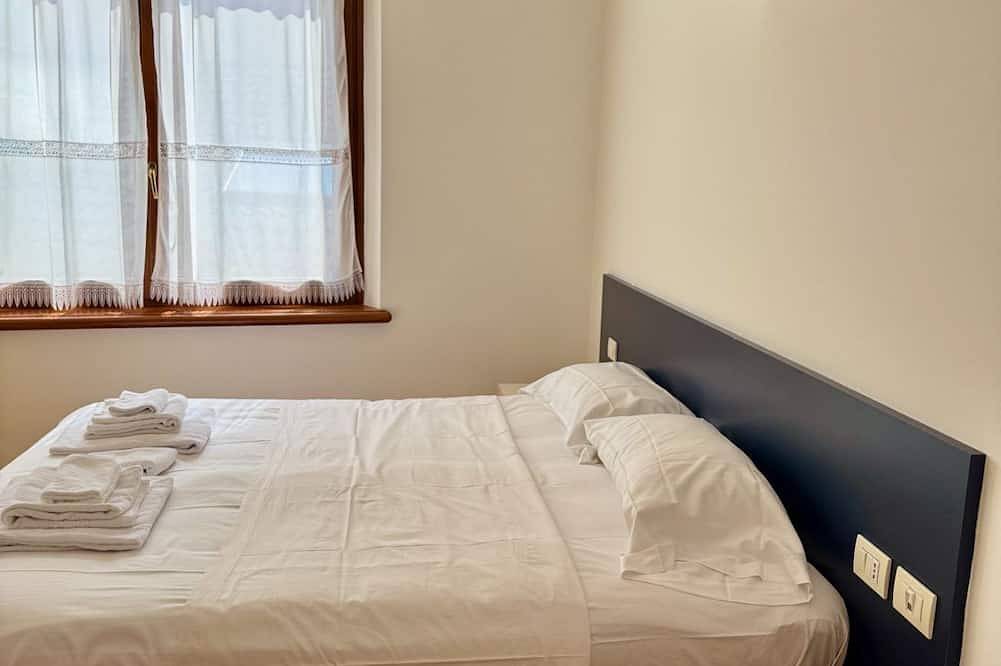 Entire apartment, Located just behind Piazza delle Erbe, in the very heart of Belluno’s historic center, this one-bedroom apartment is only steps away from the pedestrian area and the Ztl. You can enjoy local markets, restaurants, and cafés while experiencing the warm in Belluno, Schiara