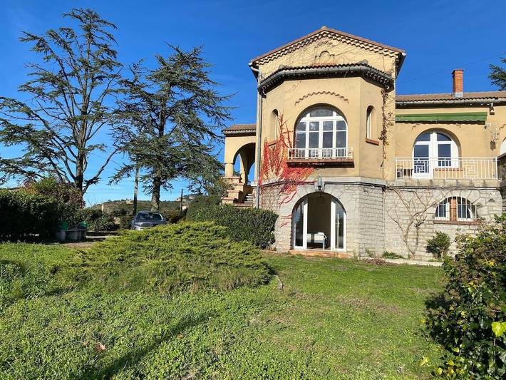 Location de vacances pour 12 personnes, avec Balcon ainsi que Terrasse et Piscine à Saint-Ambroix