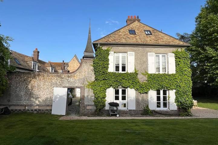 Location de vacances pour 24 personnes, avec Terrasse et Jardin à Bû