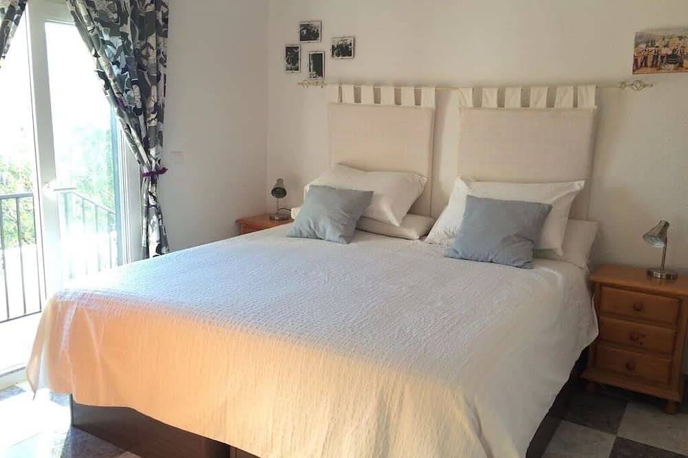 A Family Villa with private pool and large terraces overlooking Lake Vinuela in Los Romanes, Viñuela
