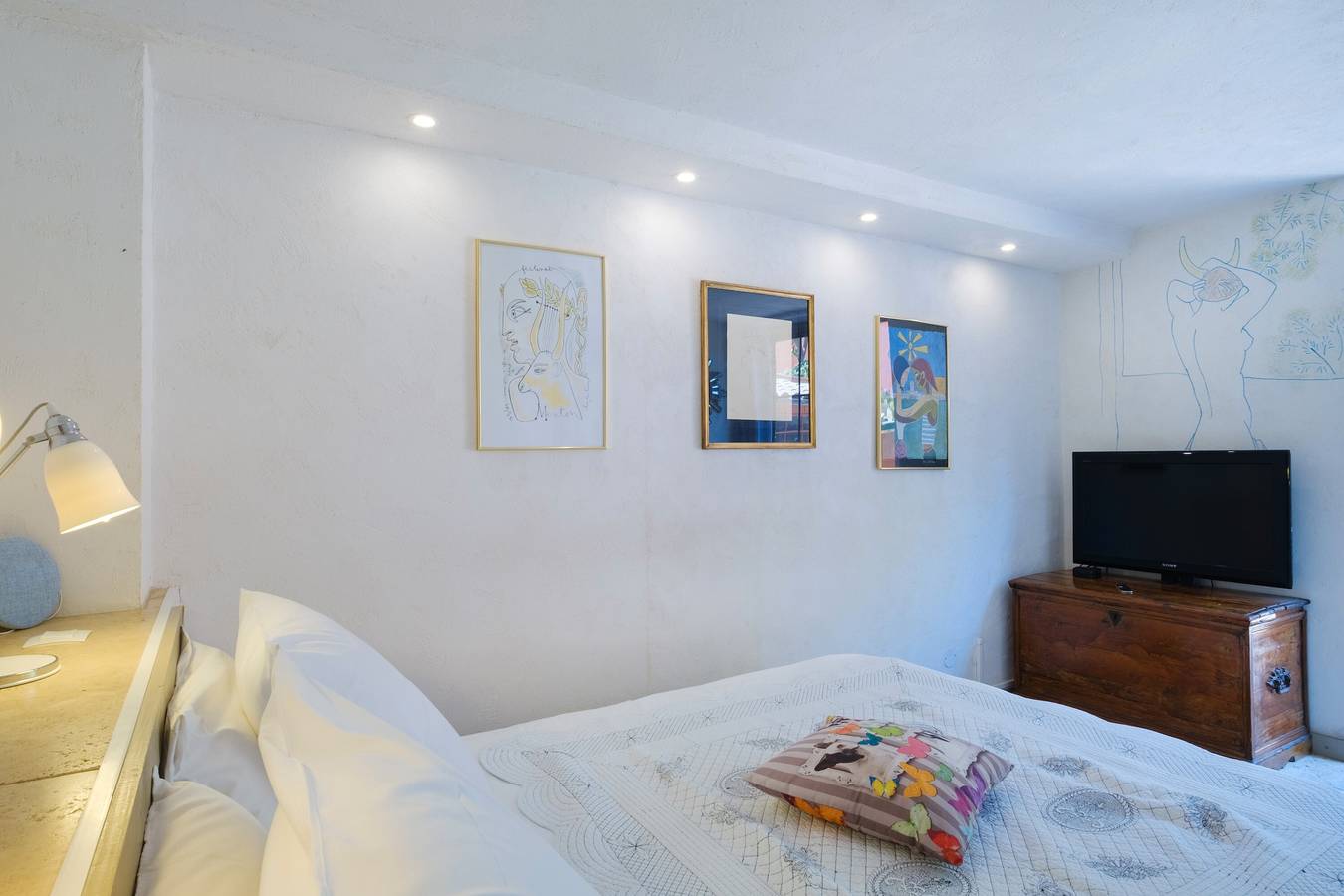 Bed and Breakfast 'Cocteau' with Shared Terrace, Wi-Fi and Air Conditioning in Menton, Nice region