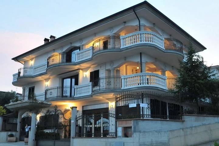 Casa vacanza, con Balcone e Terrazza nonché Giardino a Roseto Capo Spulico