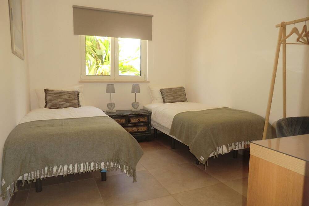 Beautiful villa near Meia Praia, Lagos with solar heated pool & lots of space in São Sebastião, São Gonçalo de Lagos