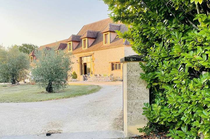 Gîte pour 14 personnes, avec Terrasse ainsi que Jardin et Piscine
