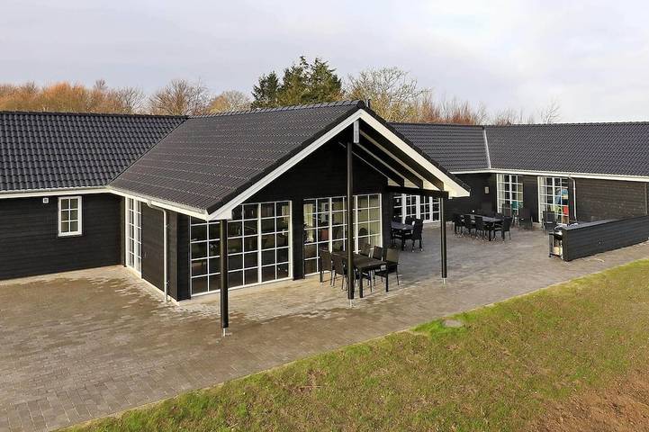 Ferienhaus für 26 Personen, mit Whirlpool und Terrasse sowie Garten und Pool in Tårup