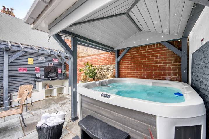 Westgate Retreat, 3 Bedrooms, Hot Tub, Games Room, Winchester in Winchester, South-Downs