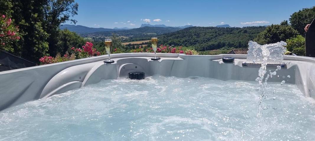 Location de vacances pour 2 personnes, avec Jacuzzi et Terrasse ainsi que Jardin et Vue à Étoile-sur-Rhône